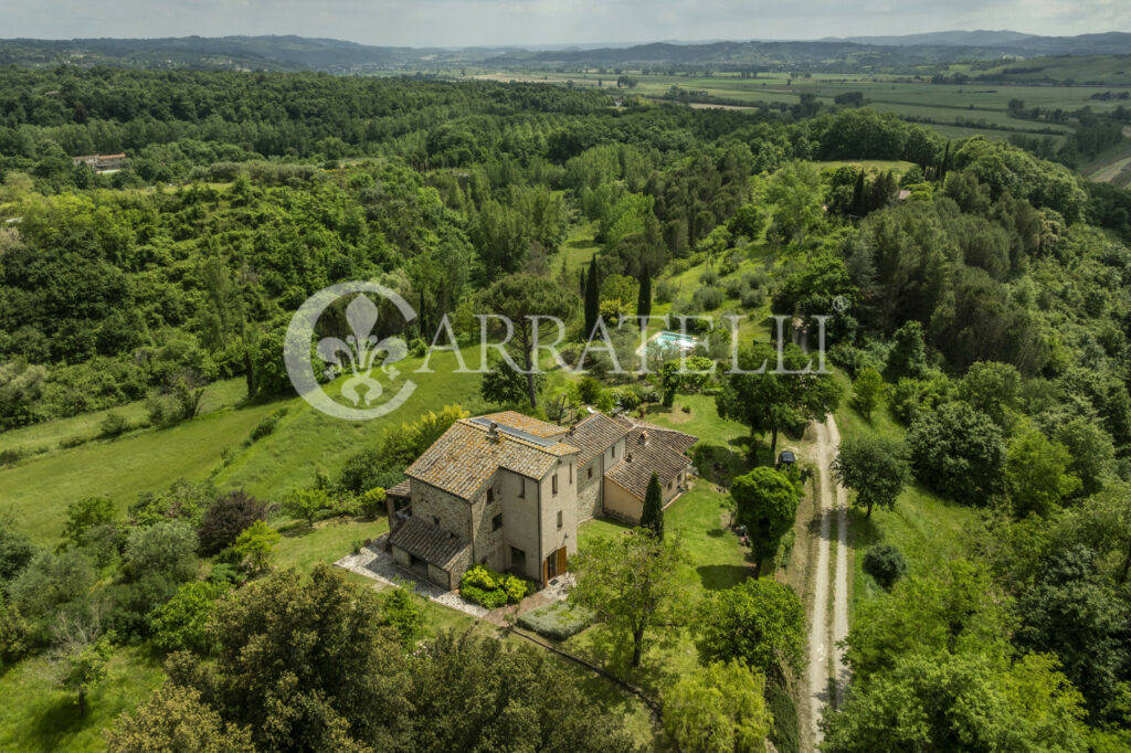 Città della Pieve farmhouse with pool and land