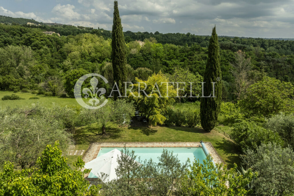 Città della Pieve farmhouse with pool and land