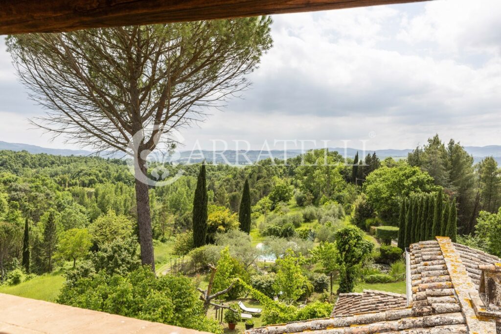 Città della Pieve farmhouse with pool and land