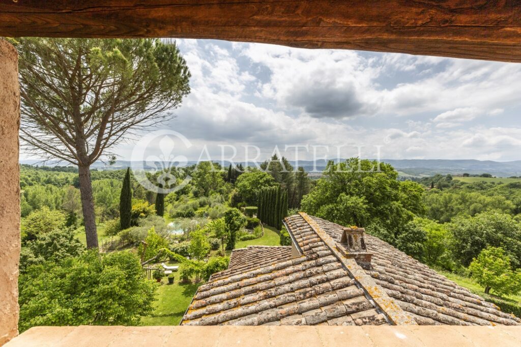 Città della Pieve farmhouse with pool and land