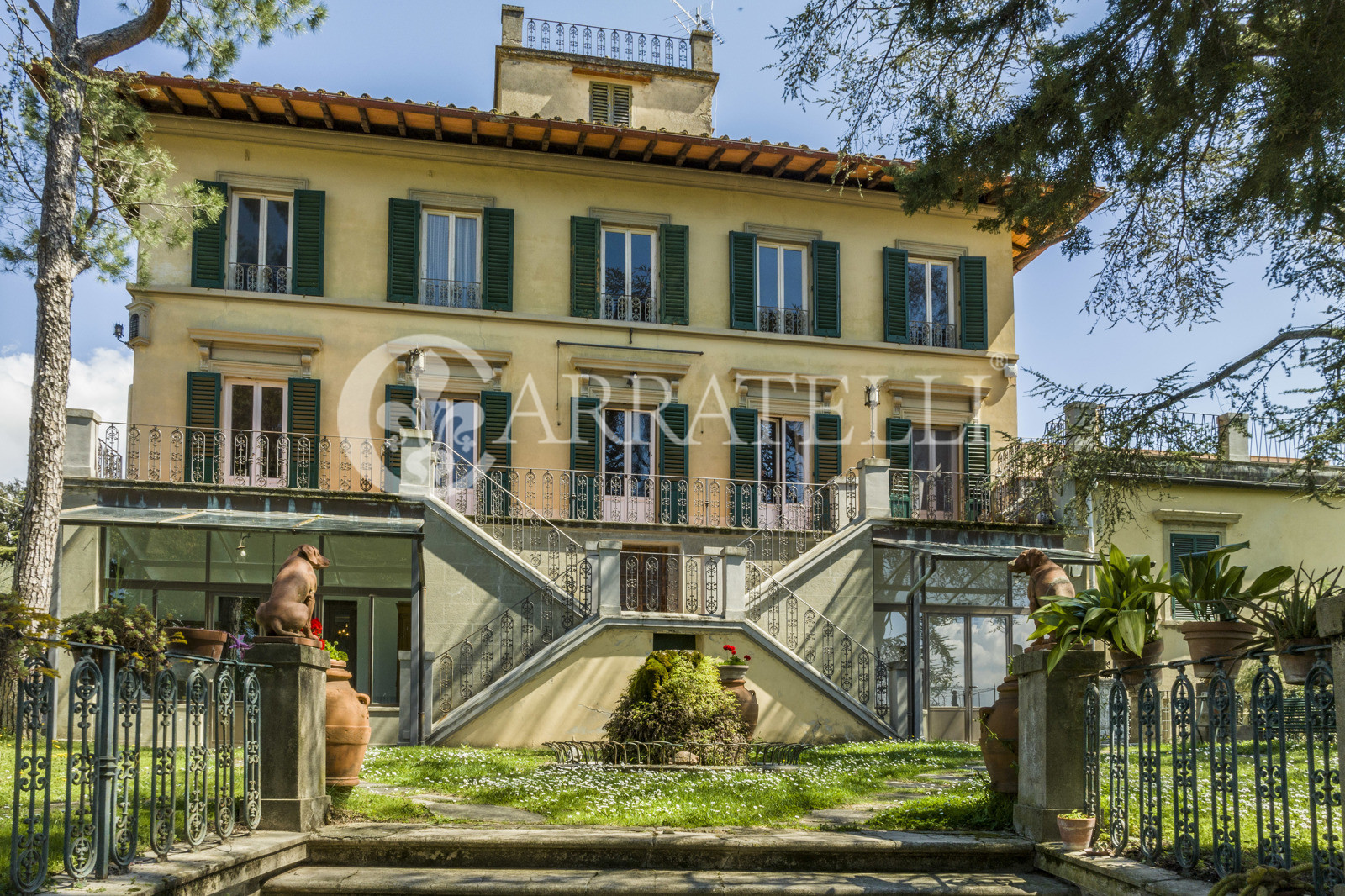 Historic villa with farmhouses and pool in Florence