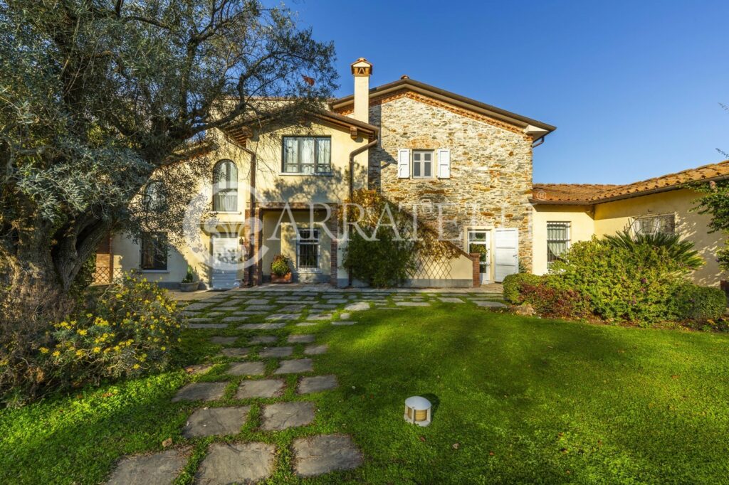 Splendida villa con piscina e parco in Versilia