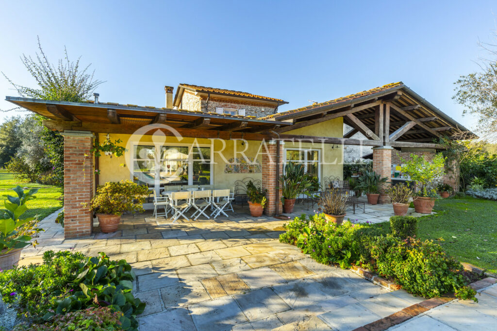 Splendida villa con piscina e parco in Versilia