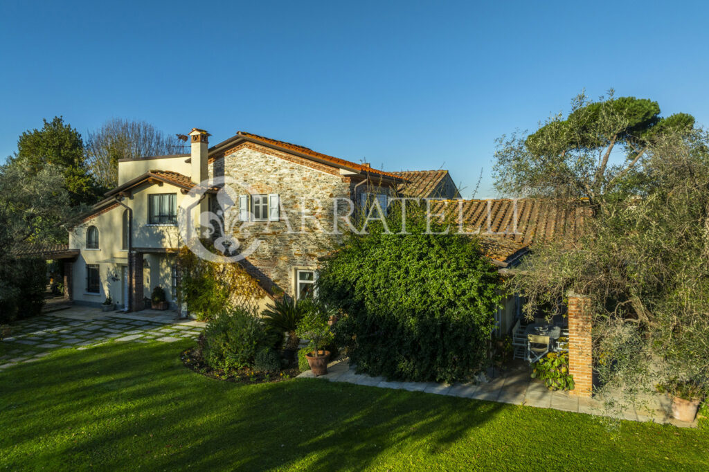 Splendida villa con piscina e parco in Versilia