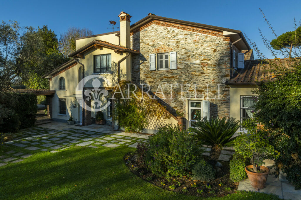 Splendida villa con piscina e parco in Versilia