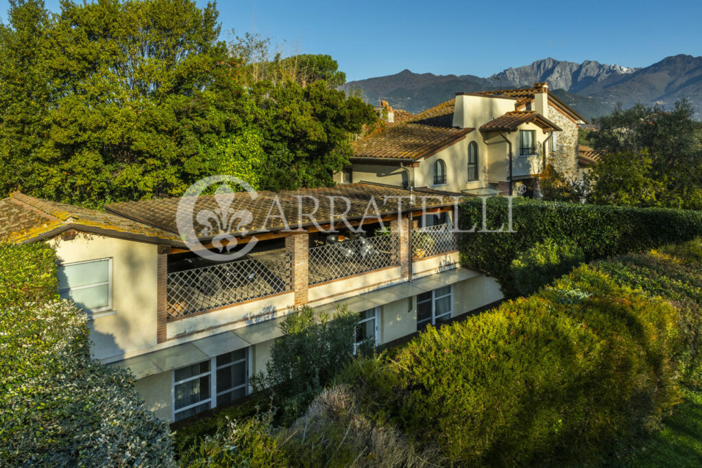 Splendida villa con piscina e parco in Versilia