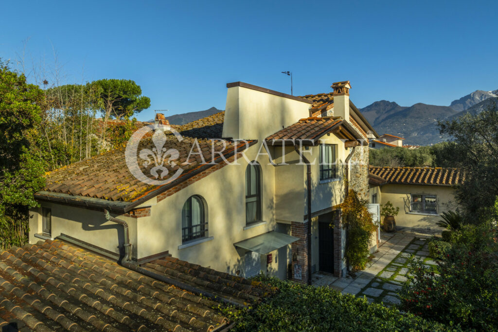 Splendida villa con piscina e parco in Versilia