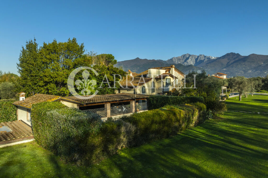 Splendida villa con piscina e parco in Versilia