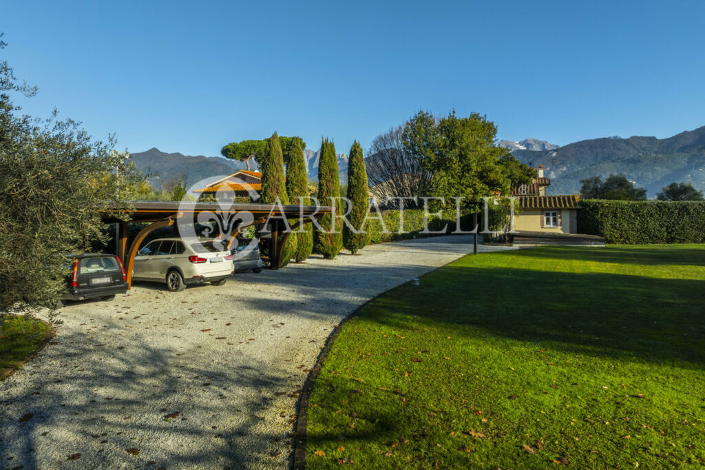 Splendida villa con piscina e parco in Versilia