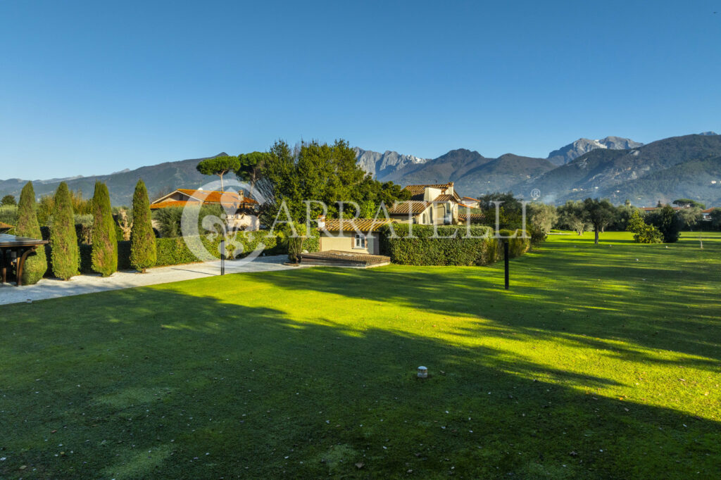 Splendida villa con piscina e parco in Versilia