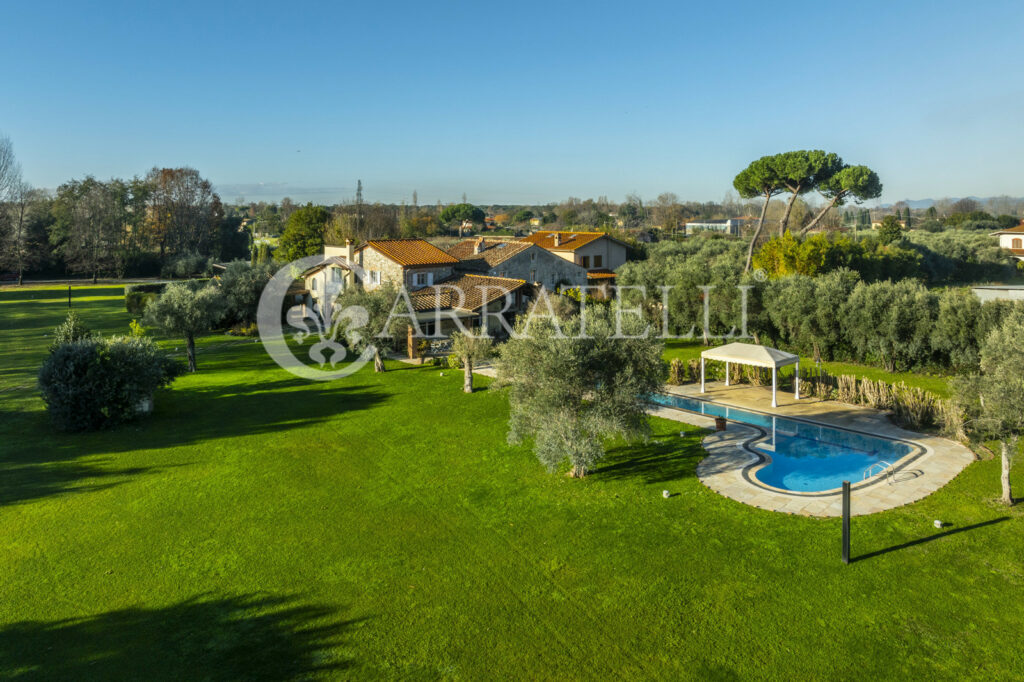 Splendida villa con piscina e parco in Versilia