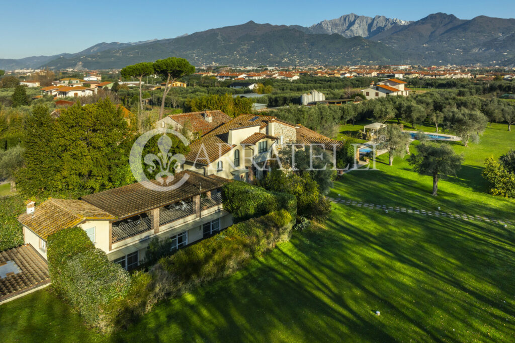 Splendida villa con piscina e parco in Versilia