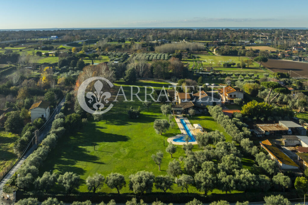 Splendida villa con piscina e parco in Versilia