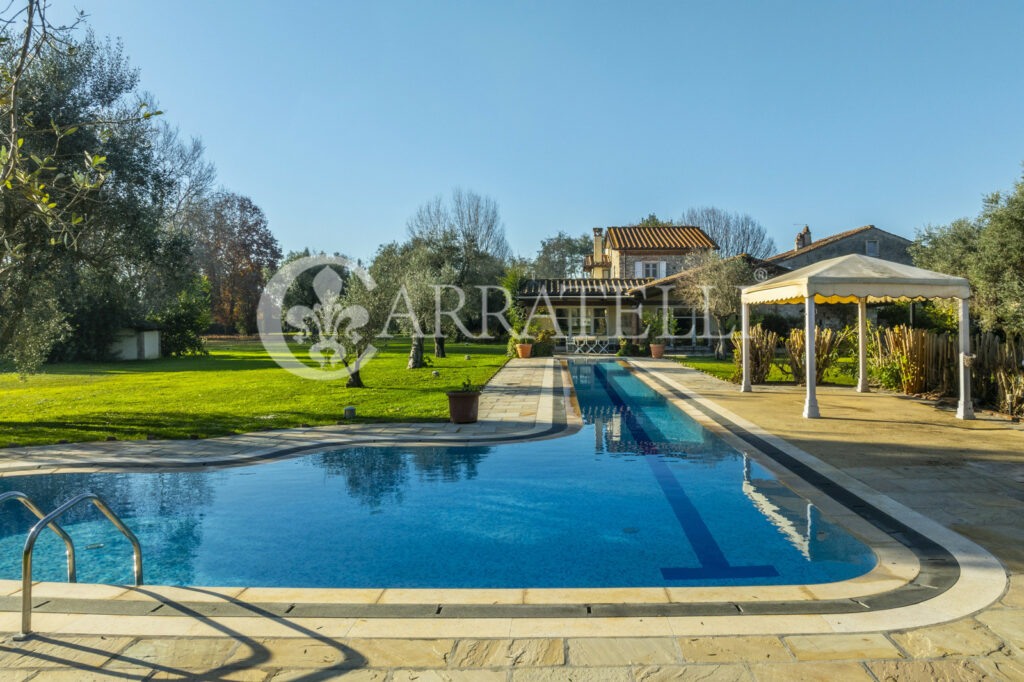 Splendida villa con piscina e parco in Versilia