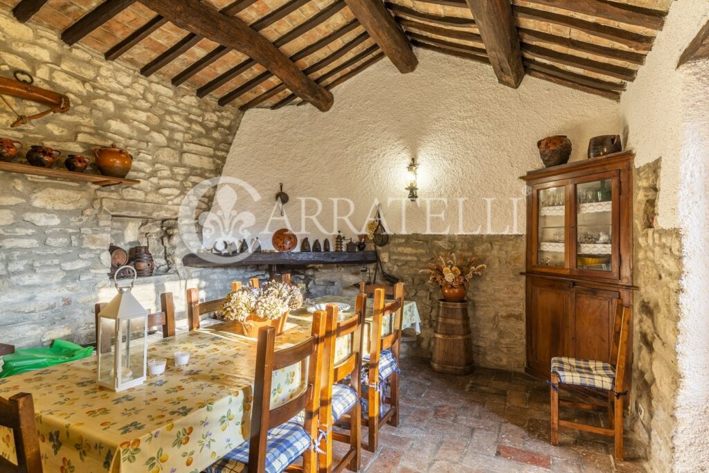 Casale con torre e piscina a Cortona