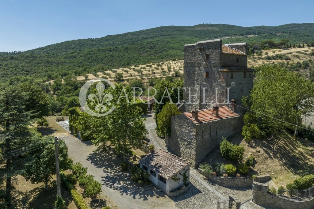 Casale con torre e piscina a Cortona