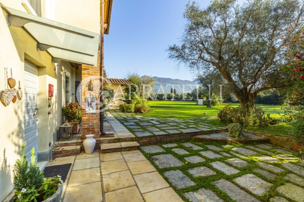 Splendida villa con piscina e parco in Versilia