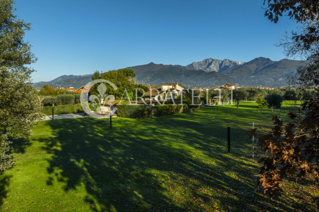 Splendida villa con piscina e parco in Versilia