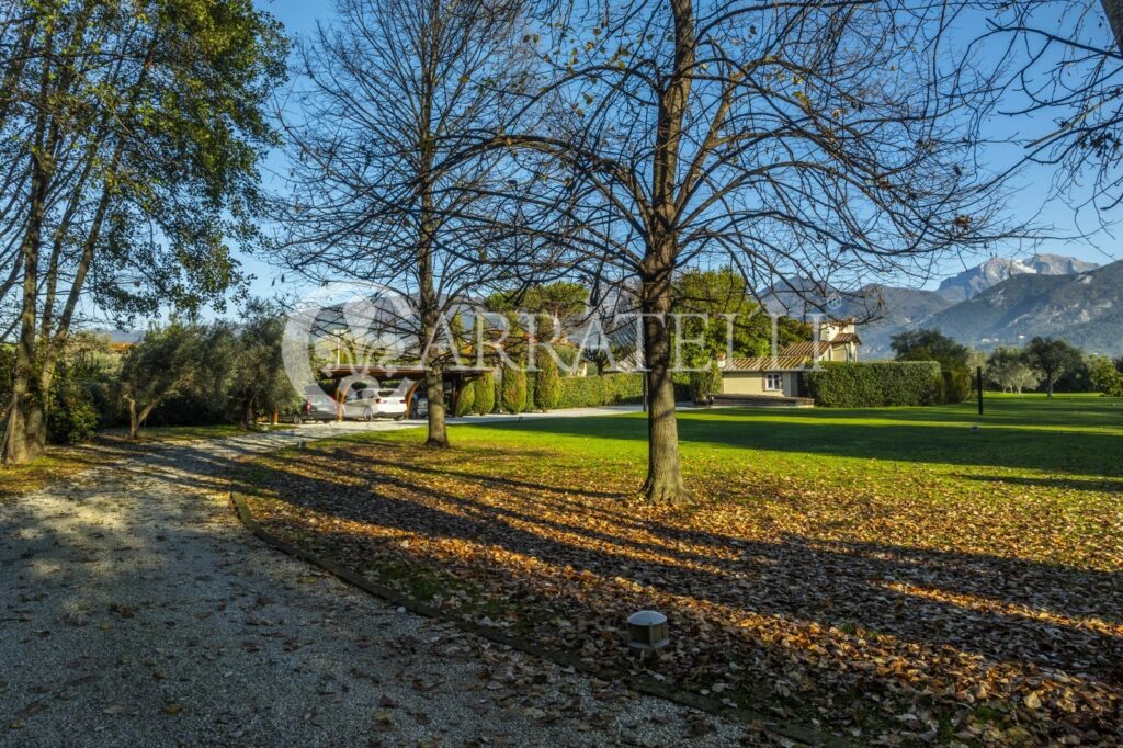 Splendida villa con piscina e parco in Versilia