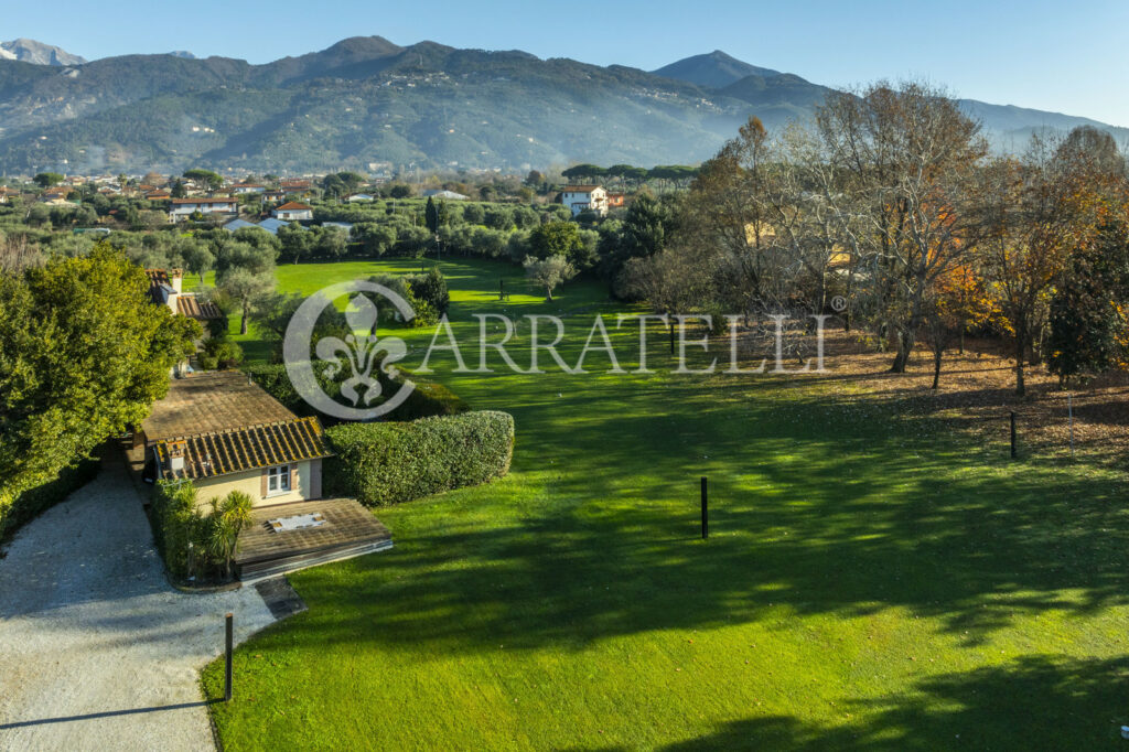 Splendida villa con piscina e parco in Versilia