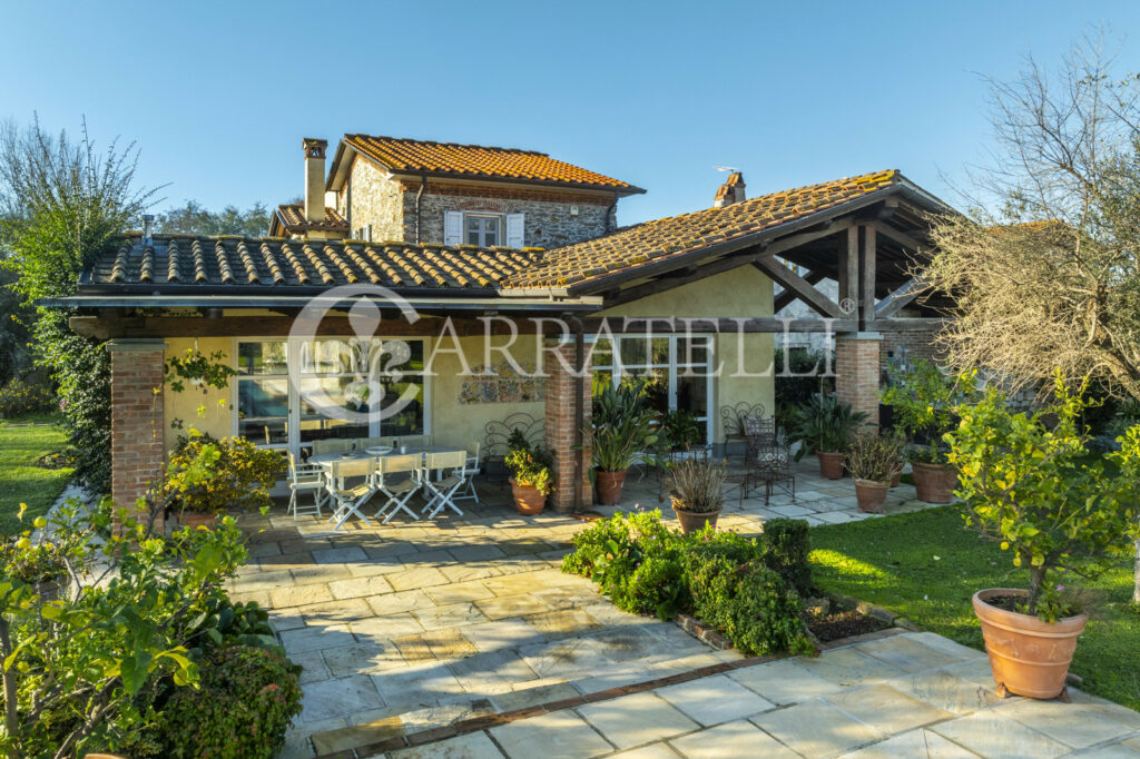 Splendida villa con piscina e parco in Versilia