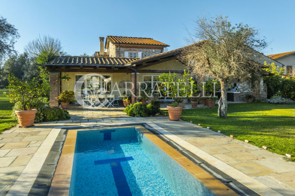 Splendida villa con piscina e parco in Versilia